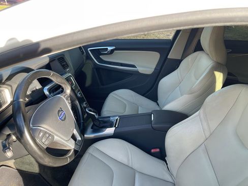 Used 2015 Volvo V60 T5 Cross Country image 15