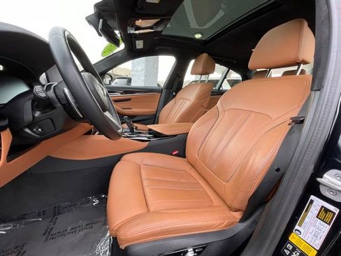 Used 2023 BMW M550i xDrive w/ Dynamic Handling Package image 12