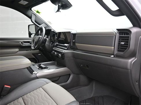 Used 2024 Chevrolet Silverado 2500 ZR2 w/ Technology Package image 10