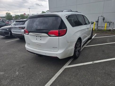 Used 2017 Chrysler Pacifica Limited FWD image 4
