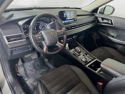 Used 2024 Mitsubishi Outlander SE image 10
