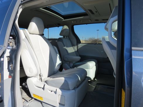 Used 2013 Toyota Sienna Limited image 35