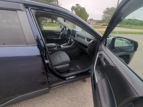 Used 2023 Toyota RAV4 XLE AWD/4WD image 3