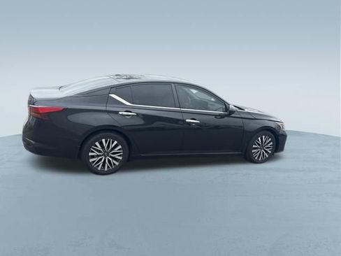 Used 2023 Nissan Altima 2.5 SV w/ SV Premium Package FWD image 15