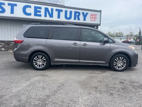 Used 2019 Toyota Sienna XLE w/ XLE Navigation Package FWD image 21