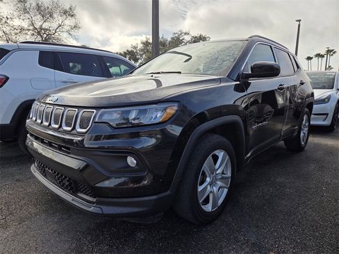 Used 2022 Jeep Compass Latitude image 3