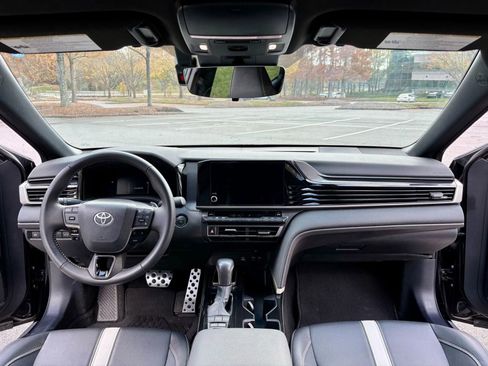 Used 2025 Toyota Camry SE image 12