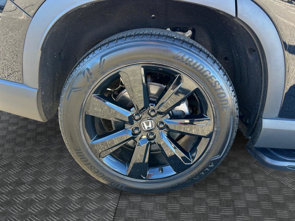 Certified 2025 Honda Pilot Black Edition image 23