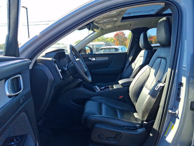 Used 2024 Volvo XC40 B5 Plus w/ Protection Package Premier AWD/4WD image 14