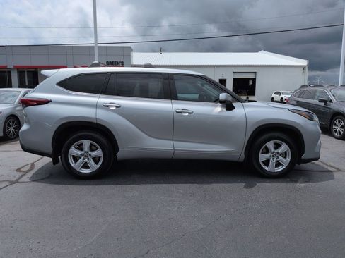Used 2022 Toyota Highlander L AWD/4WD image 6
