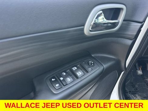 Used 2019 Jeep Grand Cherokee Laredo AWD/4WD image 18
