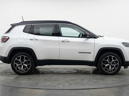 Used 2025 Jeep Compass Limited image 11