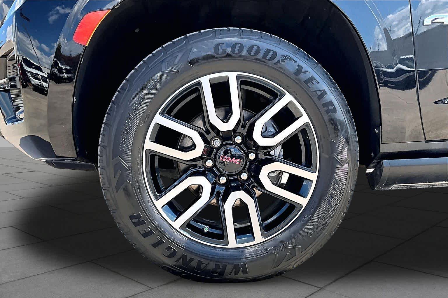 Used 2021 GMC Yukon AT4 w/ AT4 Premium Package AWD/4WD image 11