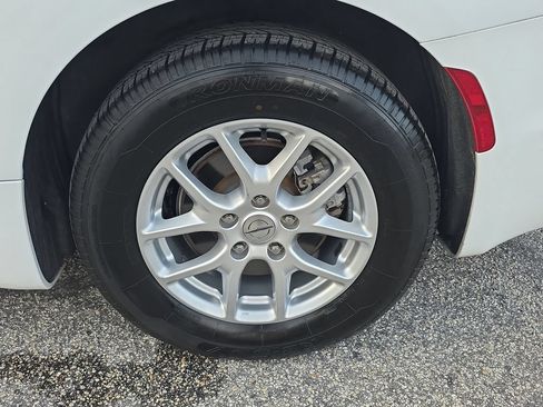 Used 2023 Chrysler Pacifica Touring-L FWD image 13
