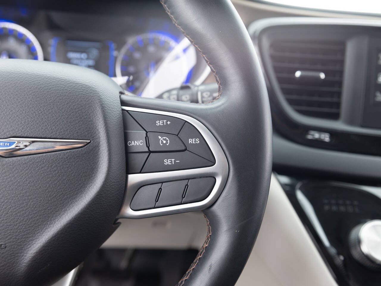 Used 2017 Chrysler Pacifica Touring-L FWD image 36