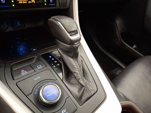 Used 2020 Toyota RAV4 Limited AWD/4WD image 4