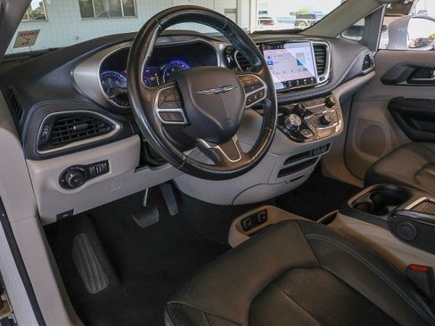 Used 2021 Chrysler Pacifica Touring-L FWD image 11