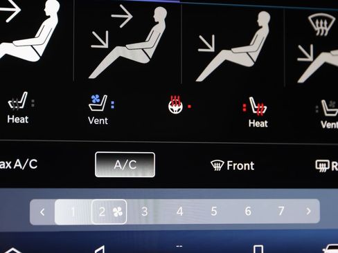 Used 2021 Chrysler Pacifica Limited AWD/4WD image 8