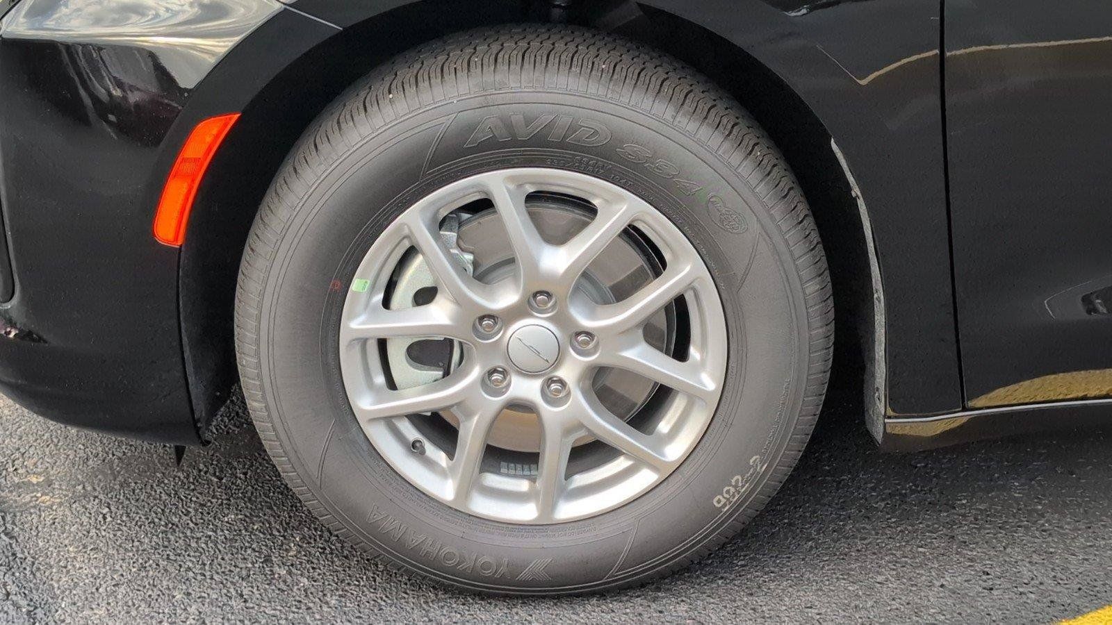 New 2027 Chrysler Pacifica Select FWD image 11