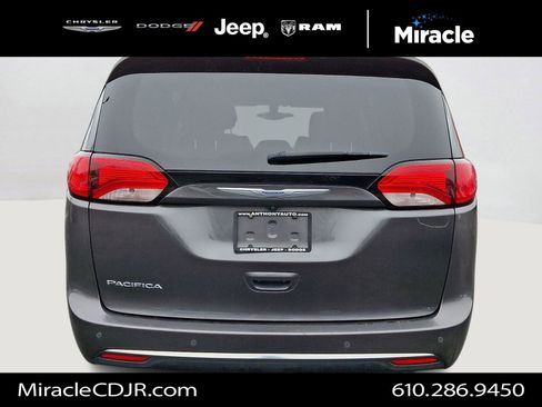 Used 2018 Chrysler Pacifica Touring-L image 5