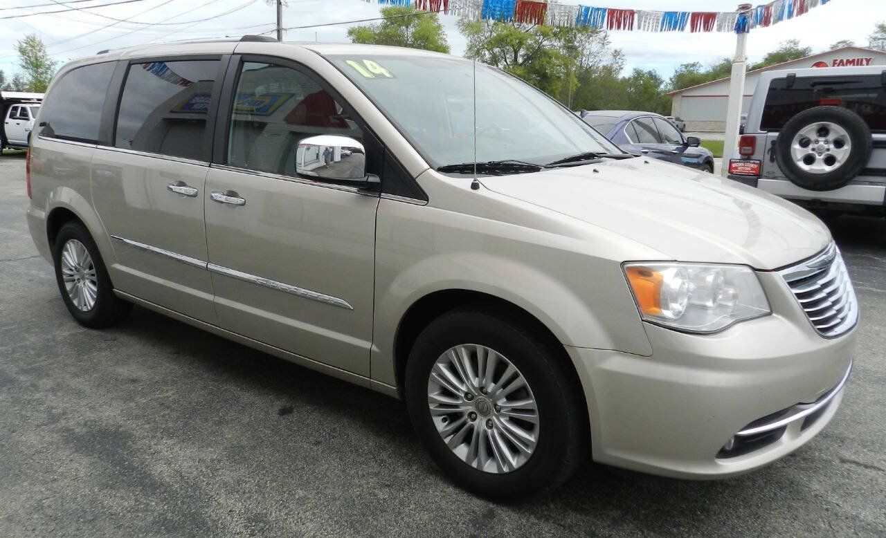Used 2014 Chrysler Town & Country Limited w/ Luxury Group FWD image 5