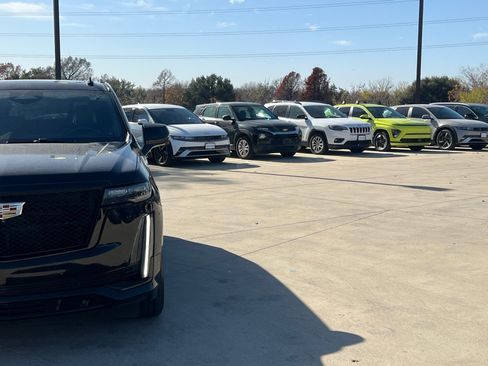 Used 2021 Cadillac Escalade Sport Platinum image 3