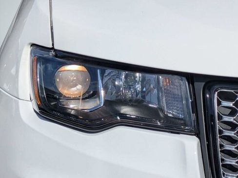 Used 2018 Jeep Grand Cherokee Altitude RWD image 9