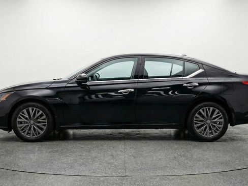 Used 2025 Nissan Altima 2.5 SV FWD image 5