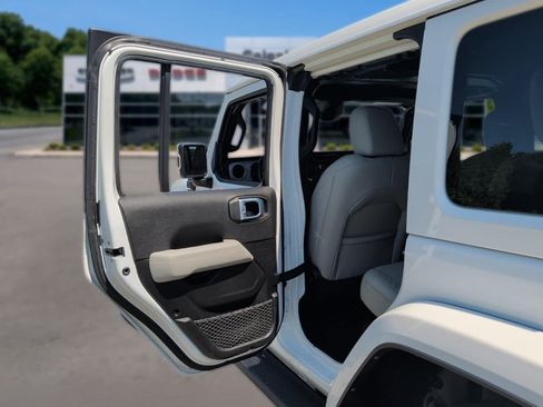 Used 2021 Jeep Wrangler Unlimited Sahara AWD/4WD image 29