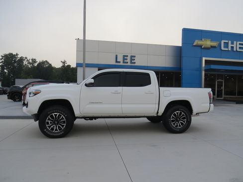 Used 2023 Toyota Tacoma TRD Sport AWD/4WD image 2