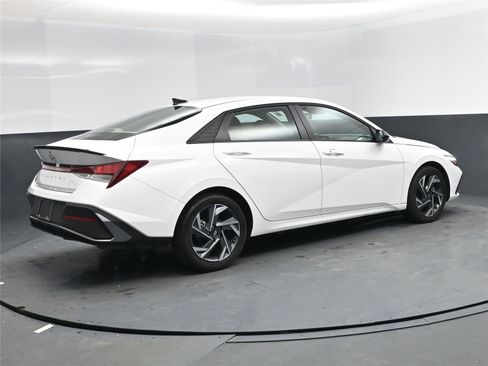 Certified 2025 Hyundai Elantra Sport image 4