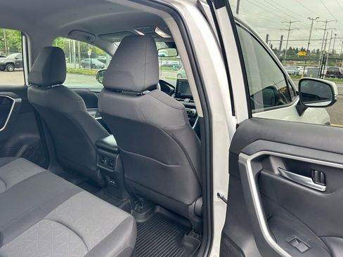 Used 2022 Toyota RAV4 XLE AWD/4WD image 15