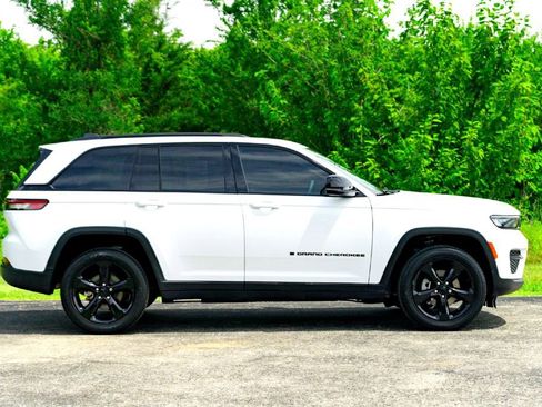 Used 2023 Jeep Grand Cherokee Altitude AWD/4WD image 6