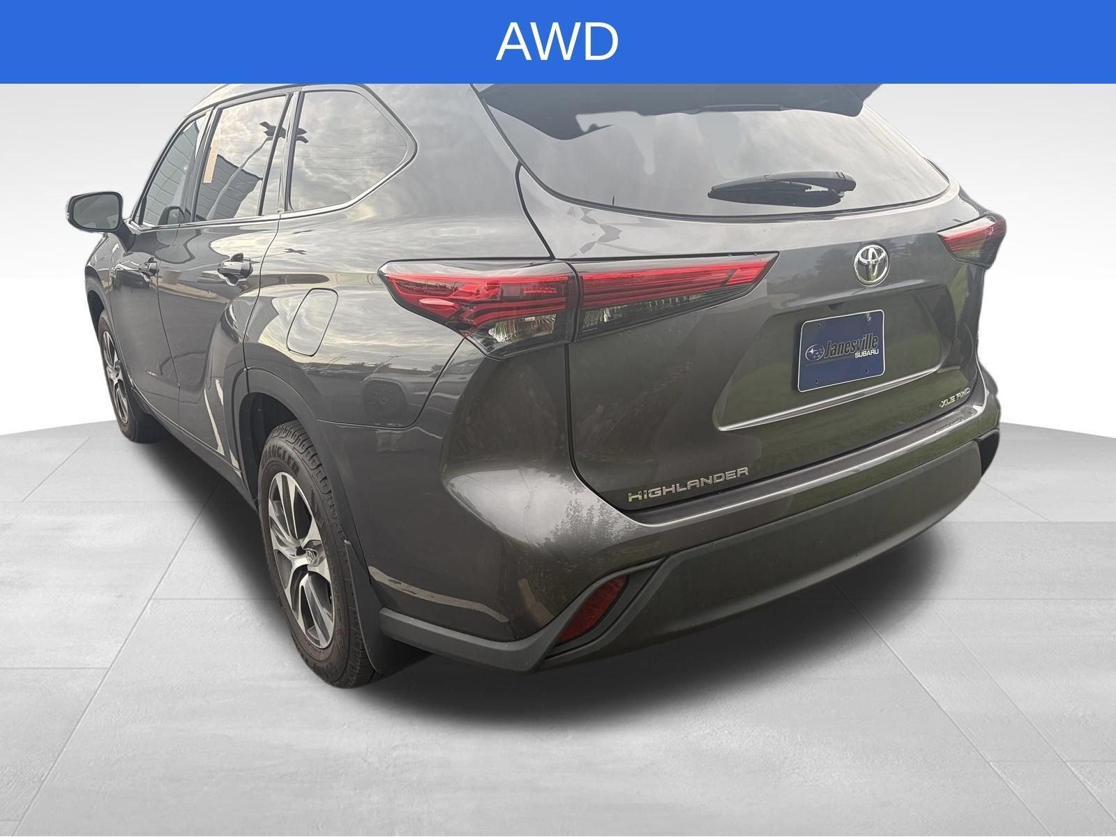 Used 2022 Toyota Highlander XLE AWD/4WD image 3