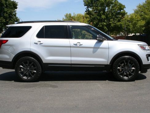 Used 2018 Ford Explorer XLT w/ Equipment Group 202A AWD/4WD image 4