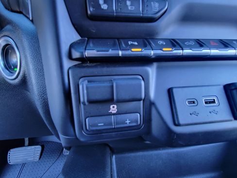 Used 2022 Chevrolet Silverado 1500 LTZ image 32