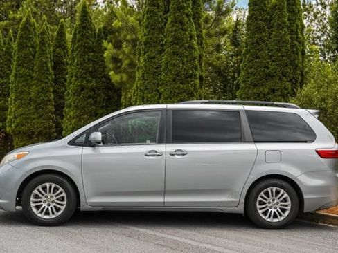 Used 2015 Toyota Sienna XLE w/ XLE Navigation Package FWD image 9