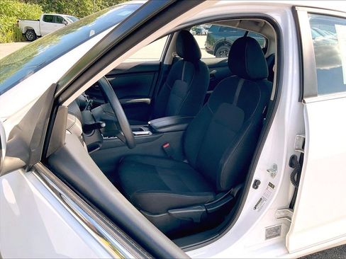 Used 2024 Nissan Sentra SV FWD image 9