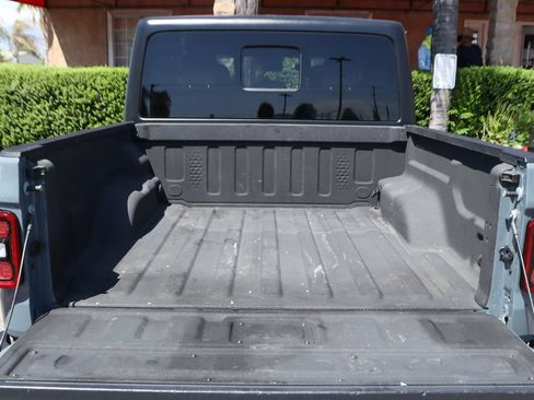 Used 2025 Jeep Gladiator Sport AWD/4WD image 8
