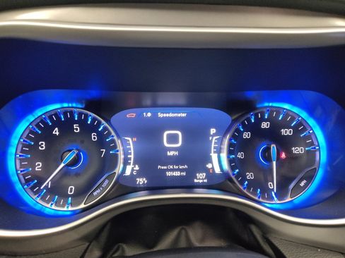 Used 2025 Chrysler Pacifica Select FWD image 23