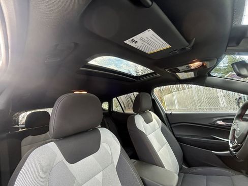 Used 2025 Chevrolet Trax RS w/ Sunroof Package image 27