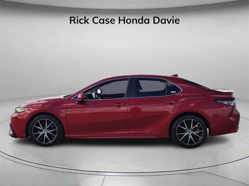 Used 2021 Toyota Camry SE image 4