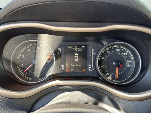 Used 2018 Jeep Cherokee Latitude FWD image 11