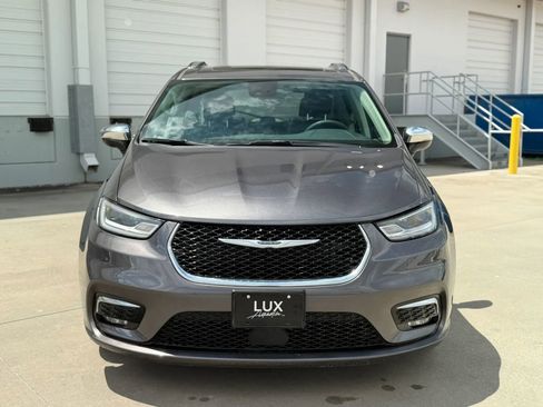 Used 2023 Chrysler Pacifica Limited FWD image 3