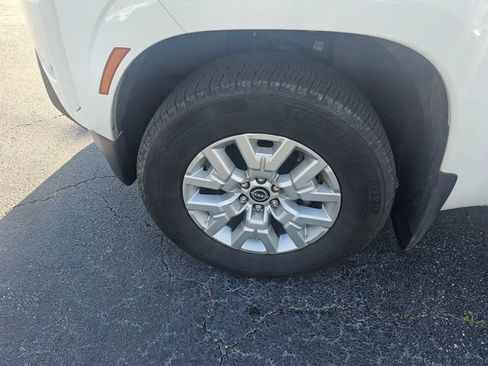 Used 2024 Nissan Frontier SV w/ SV Convenience Package image 12