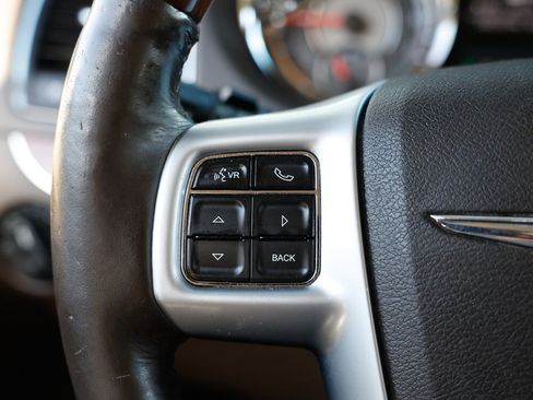 Used 2012 Chrysler Town & Country Limited image 27