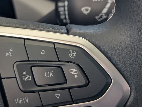 Used 2024 Volkswagen Taos SE image 32