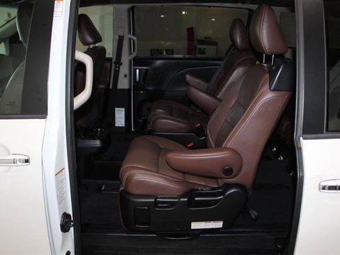 Used 2017 Toyota Sienna Limited Premium image 36