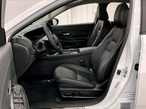 New 2026 Nissan Sentra SR w/ SR Premium Package FWD image 10