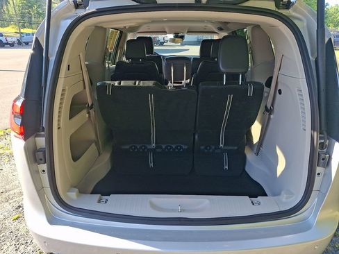 Used 2024 Chrysler Pacifica Touring-L FWD image 29